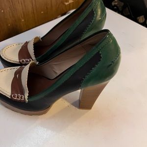 This nice dress or work shoe is for a great shoe lover, multi color, size 9